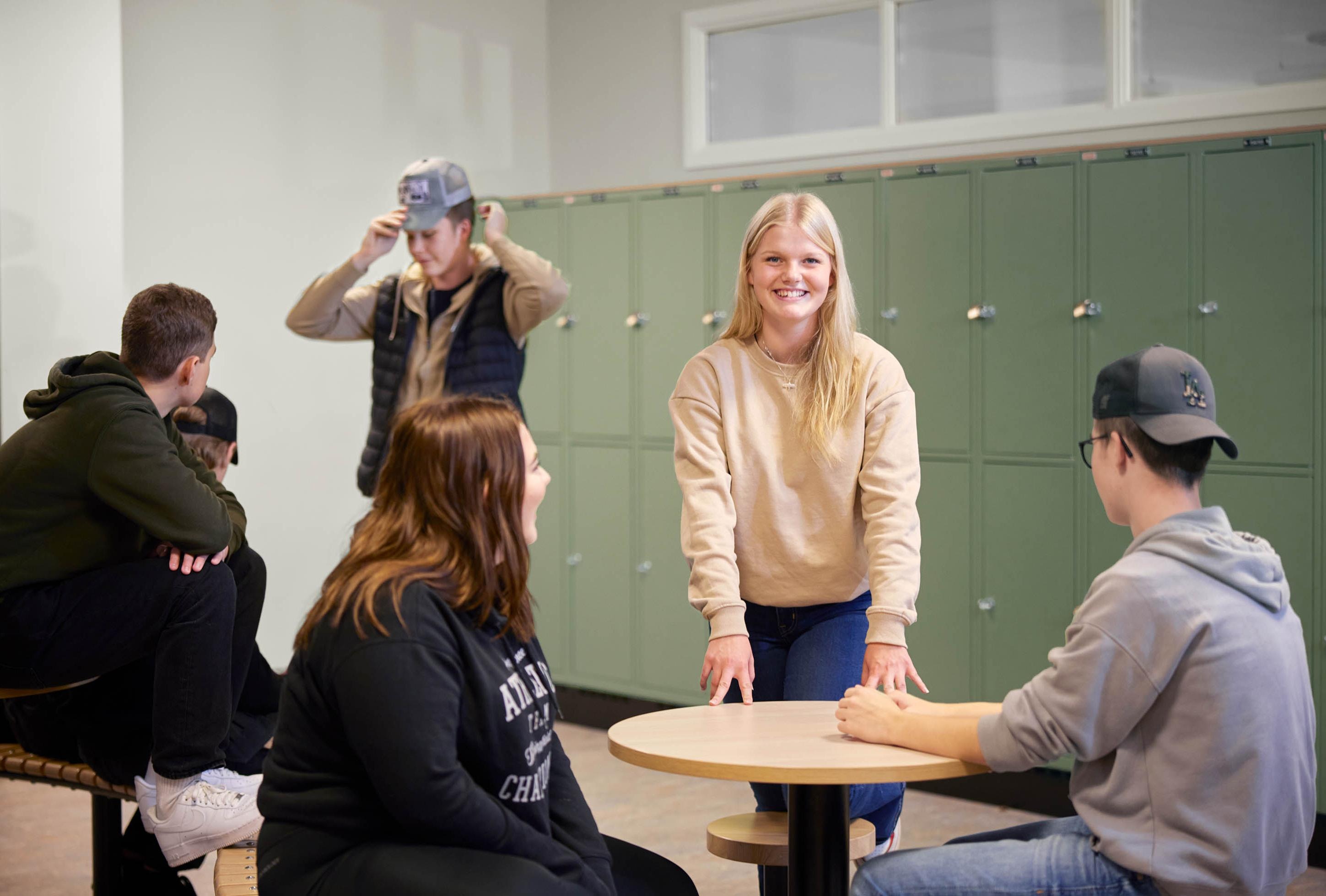Elever som samtalar om yrkesval och framtid