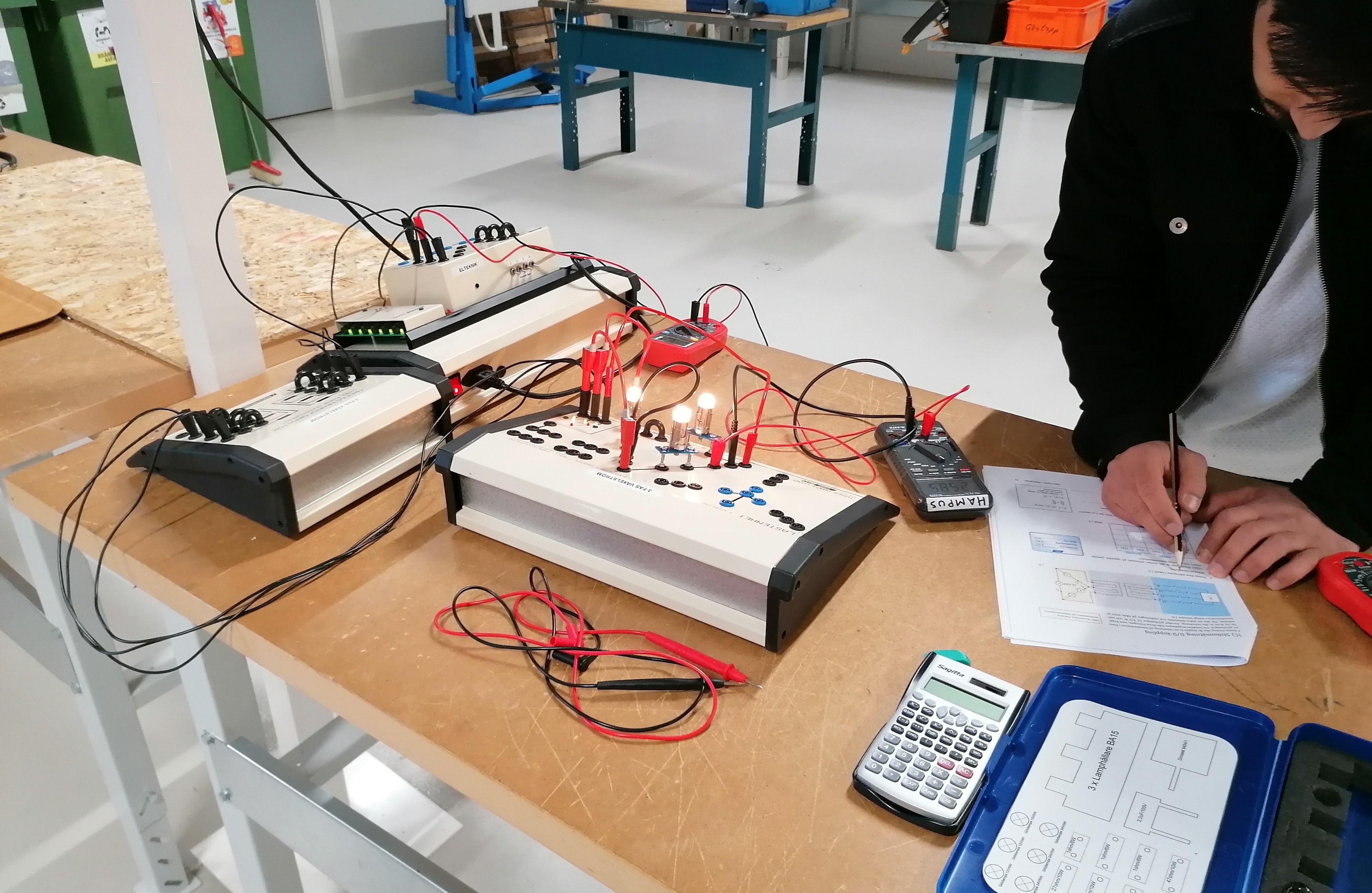 Elev i elektronikhallen