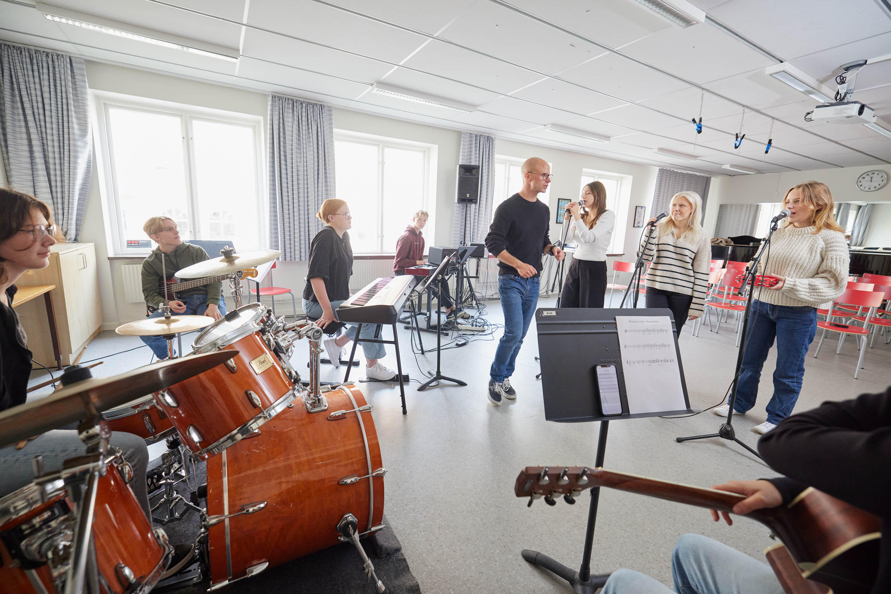 Elever som sjunger och spelar tillsammans