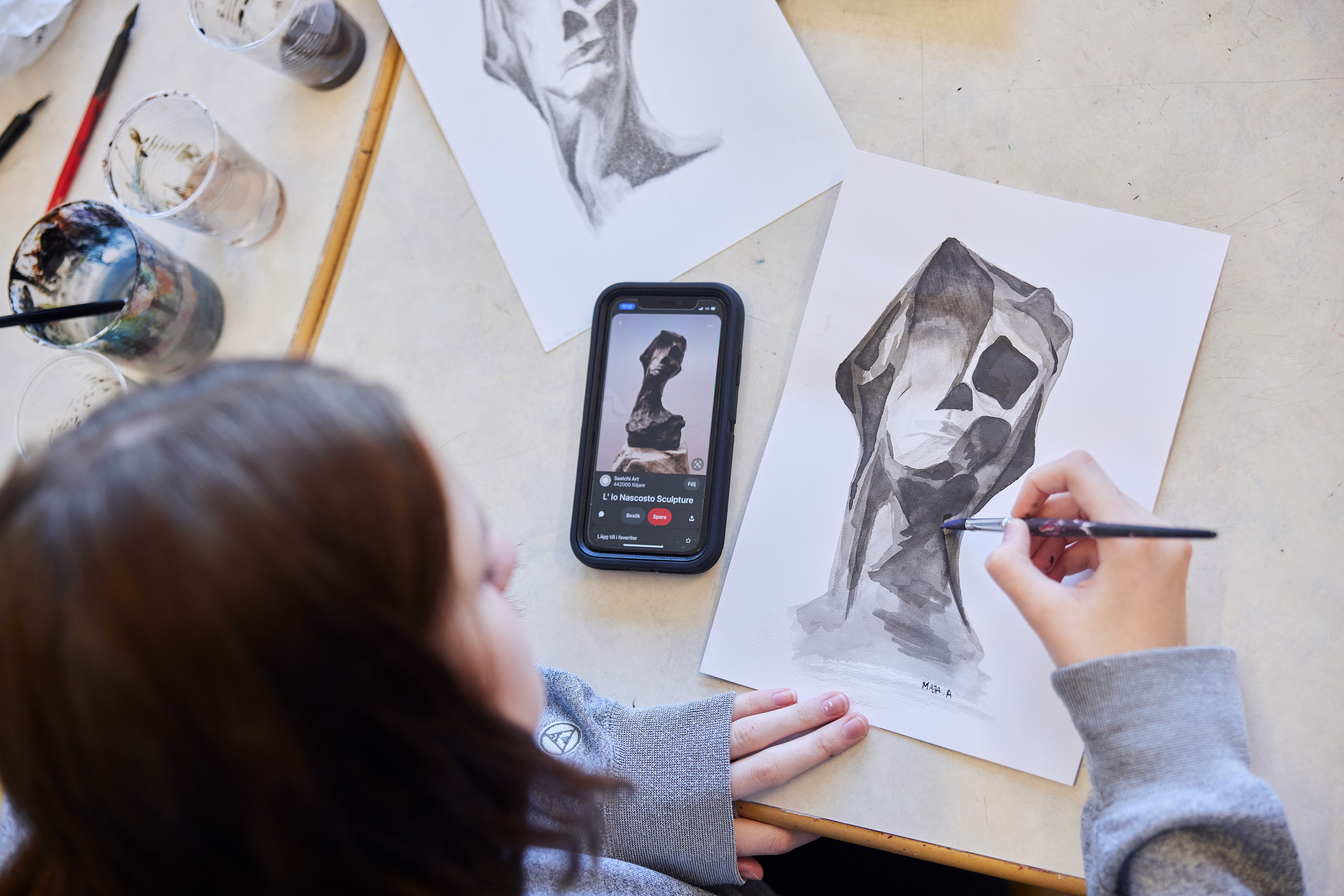 Bilden visar en elev som tecknar.