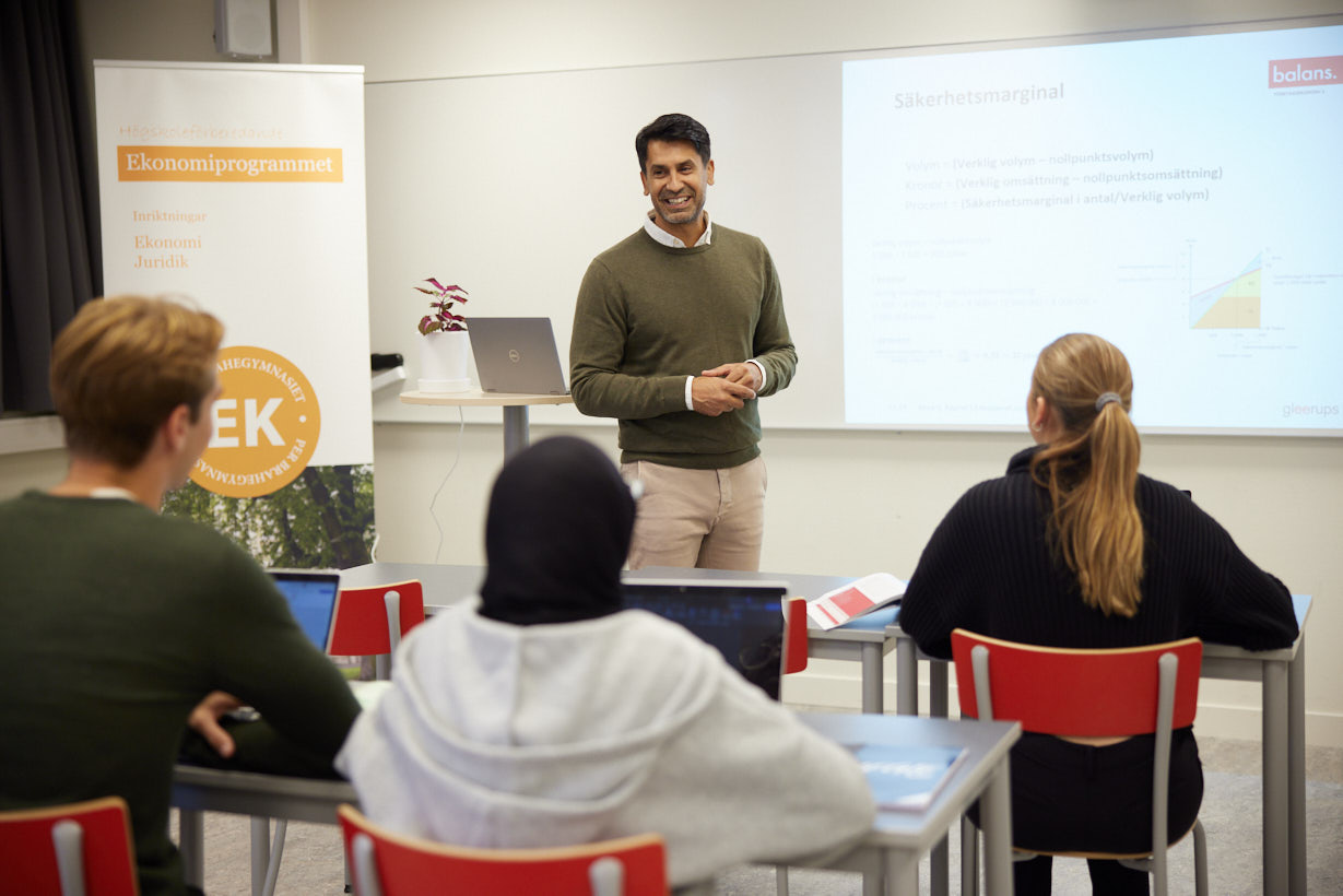 Lektionsbild med tre elever i klassrum på Ekonomiprogrammet på Per Brahegymnasiet