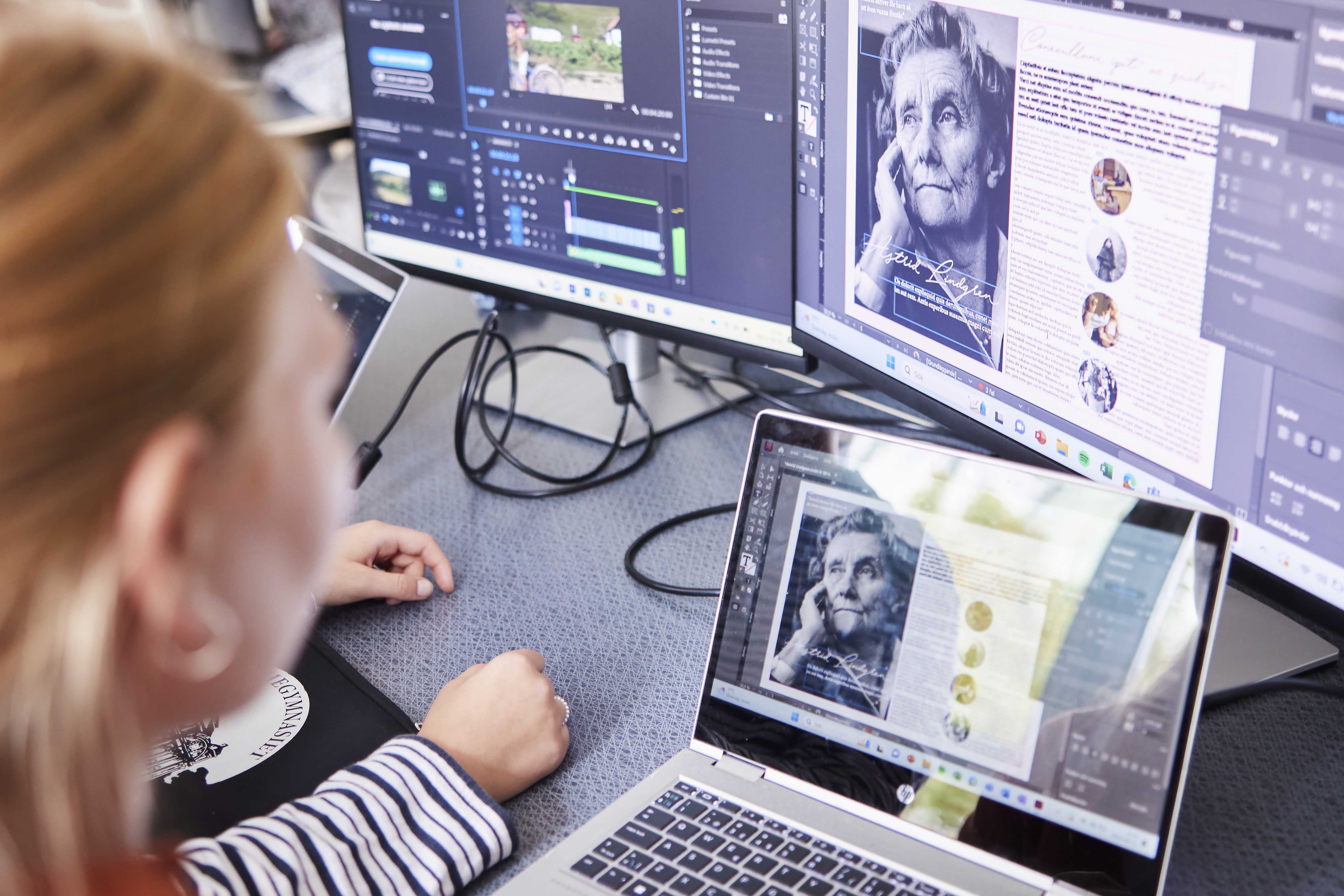 Elev som sitter framför dator och redigerar ett arbete